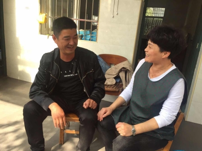 黨員走訪職工家屬，為同事解決疑難問題