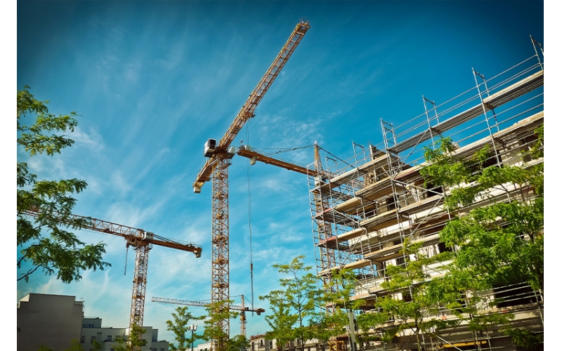 建筑施工項(xiàng)目管理項(xiàng)目是建筑施工企業(yè)最基本的業(yè)務(wù)單元，企業(yè)開(kāi)展數(shù)字化轉(zhuǎn)型要以項(xiàng)目為基石，緊緊圍繞不同項(xiàng)目類(lèi)型、階段、業(yè)務(wù)全場(chǎng)景開(kāi)展，最終實(shí)現(xiàn)企業(yè)數(shù)字化轉(zhuǎn)型升級(jí)。隨著工程建設(shè)項(xiàng)目投資規(guī)模增長(zhǎng)，建筑物形式多樣、體量大、結(jié)構(gòu)復(fù)雜，同時(shí)建筑施工周期長(zhǎng)，使用的材料品種多，耗用量大。建筑施工項(xiàng)目管理主要呈現(xiàn)以下特點(diǎn)。覆蓋面廣建筑施工項(xiàng)目管理綜合性強(qiáng)、涉及面廣，需要工程、商務(wù)、技術(shù)等部門(mén)多方協(xié)同，同時(shí)還涉及建筑、